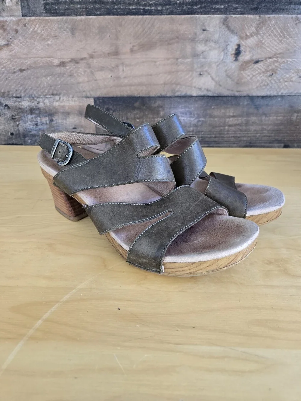 Dansko Womens Ashlee Sandal Burnished Size 40 Calf Olive 3320-281500